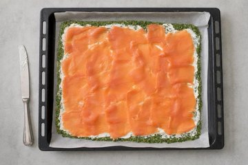 Rollo de espinacas con salmón: paso 3