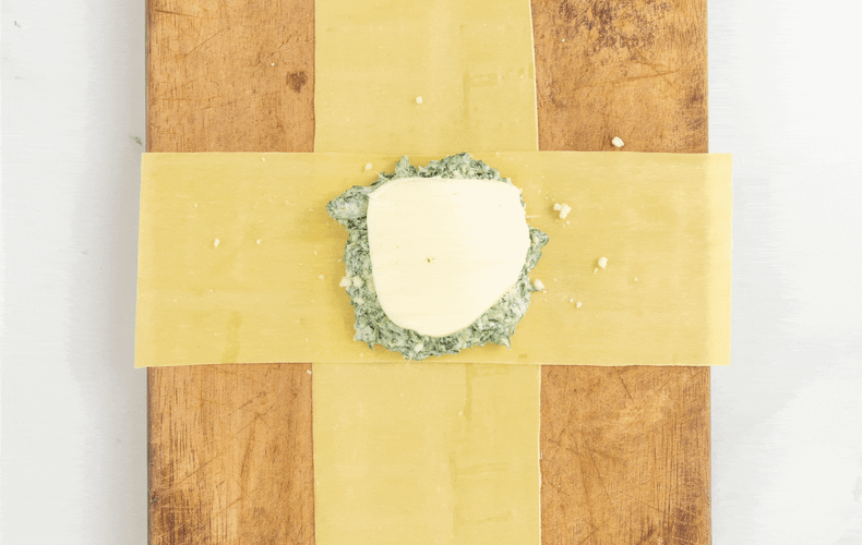 Cierre de los saquitos de ricotta y espinacas