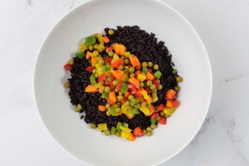Receta de arroz venere con gambas, verduras y piña 8
