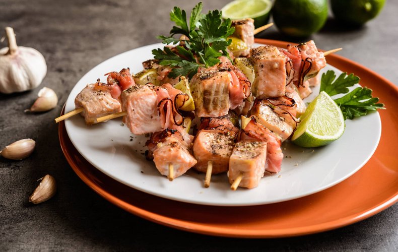 Receta de brochetas de salmón y beicon