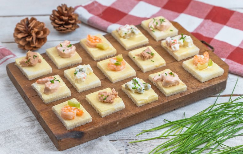 Canapés de Navidad de atún