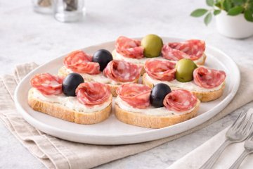 Receta Canapés de salami y aceitunas