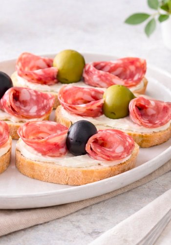 Receta Canapés de salami y aceitunas