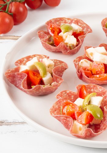 Receta Cestitas de salami con mozzarella, tomates cherry y aceitunas