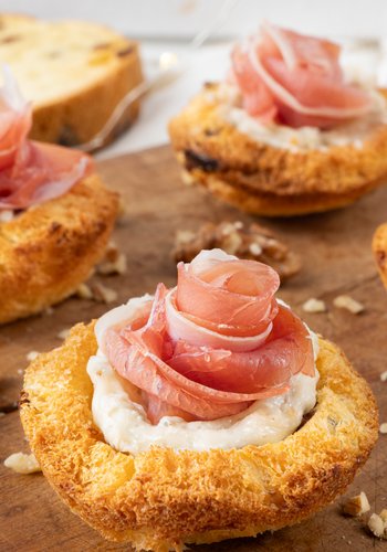 Receta Cestitas de panettone con gorgonzola y jamón curado