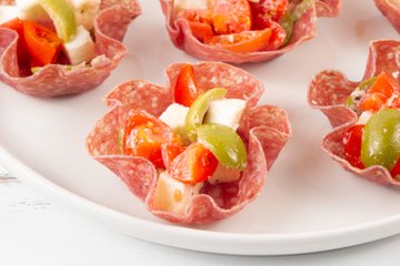 Receta Cestitas de salami con mozzarella, tomates cherry y aceitunas