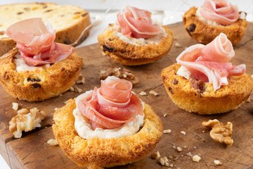 Receta Cestitas de panettone con gorgonzola y jamón curado