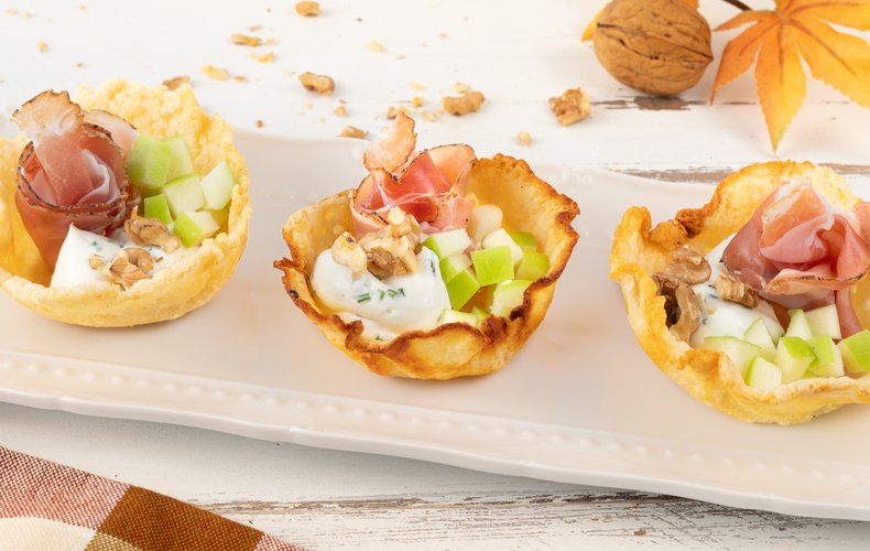 Receta de cestitas de parmesano, speck, manzana y nueces