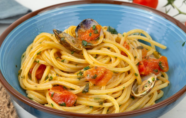 Espaguetis con almejas y tomates cherry