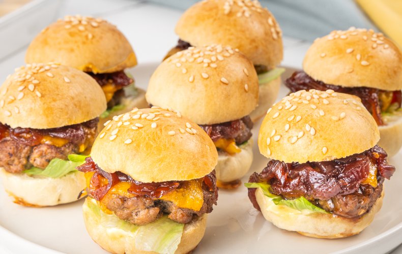 Receta de minihamburguesas con cebolla caramelizada