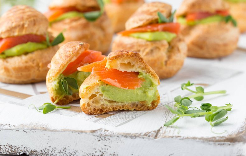 Receta de los profiteroles salados de aguacate y salmón