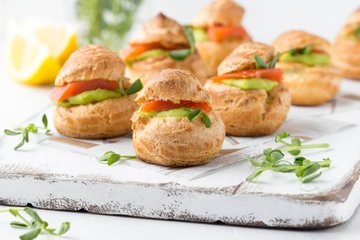 Receta Profiteroles salados de aguacate y salmón