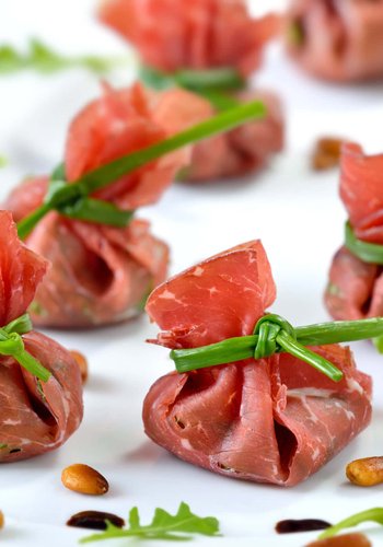 Receta Saquitos de bresaola con ricotta, rúcula y nueces