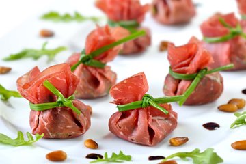 Receta Saquitos de bresaola con ricotta, rúcula y nueces