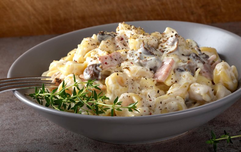Receta de los tortellini con nata, jamón y setas