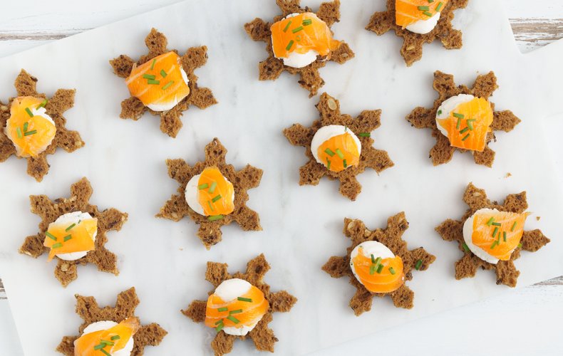 Tostas de salmón ahumado y queso de cabra