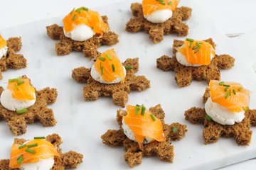 Receta Tostas copo de nieve con salmón y queso de cabra