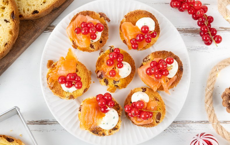 Receta de tostas de panettone y salmón