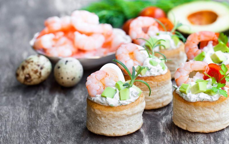 Volovanes rellenos de aguacate y gambas