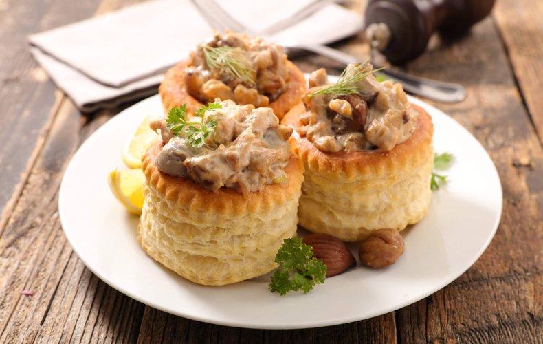 Volovanes rellenos de champiñones salteados cremosos