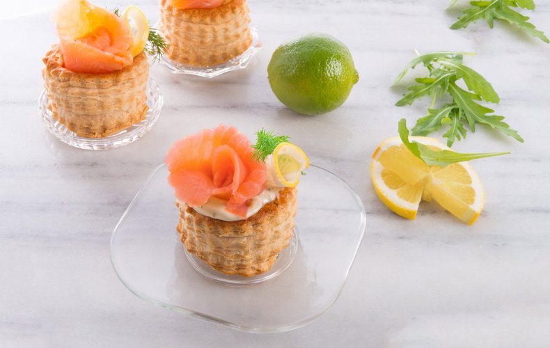 Volovanes rellenos de salmón ahumado y limón