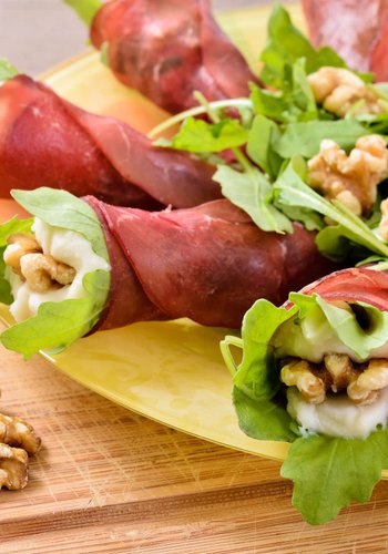 Receta Rollitos de bresaola con ensalada, Philadelphia y nueces