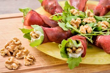 Receta Rollitos de bresaola con ensalada, Philadelphia y nueces