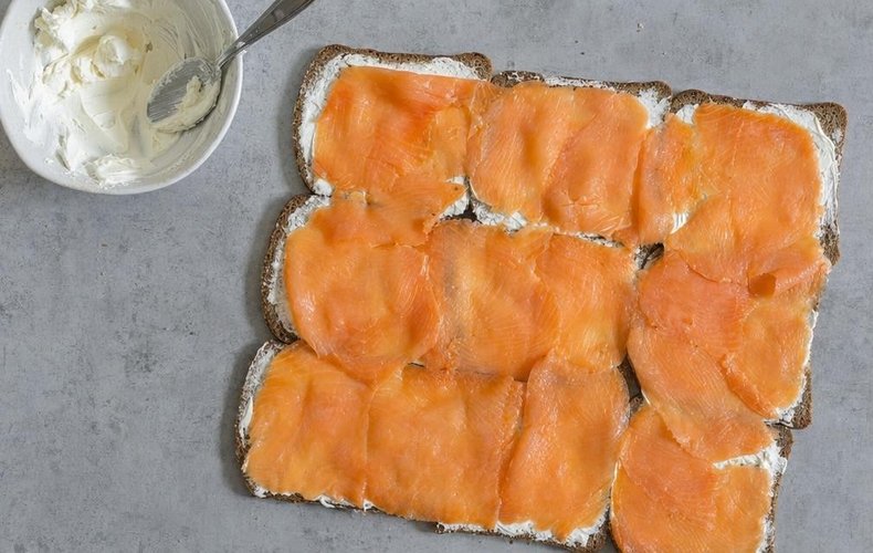 Preparación de los rollitos de salmón y queso: paso 1