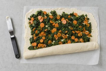 Rollo de pollo con zanahorias y espinacas: paso 3