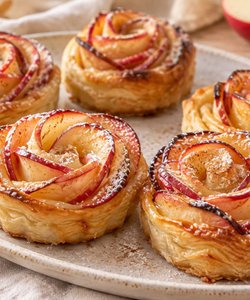 Receta Rosas de hojaldre con manzana, mermelada y canela