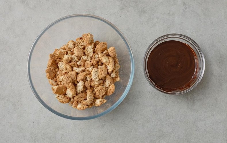 Salami de chocolate con amaretti: paso 1