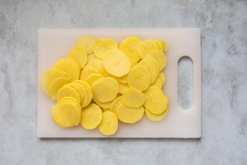 Salmón en costra de patatas: paso 1