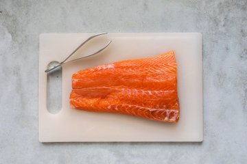 Salmón en costra de patatas: paso 1