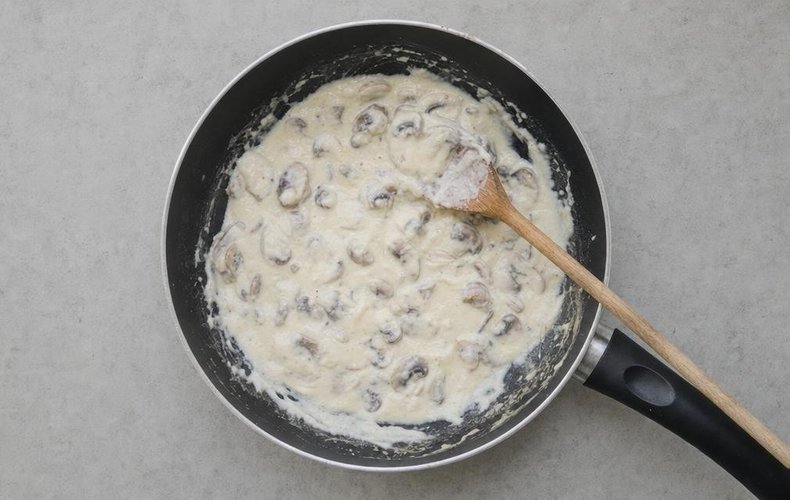 Saquitos de crepes con setas y bechamel: paso 8