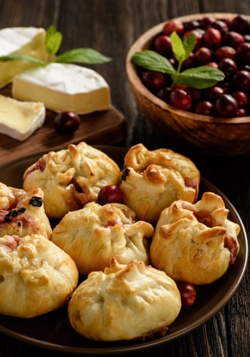 Receta Saquitos de hojaldre con queso y arándanos rojos