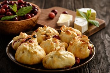 Receta Saquitos de hojaldre con queso y arándanos rojos