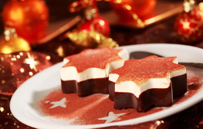 Semifrío de turrón estrella de Navidad espolvoreado con cacao