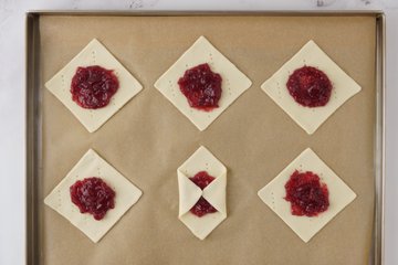 Preparación de los sobres de hojaldre rellenos