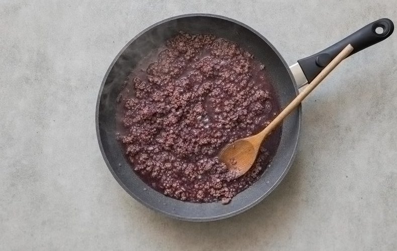 Strozzapreti al vino tinto con salchicha: paso 3
