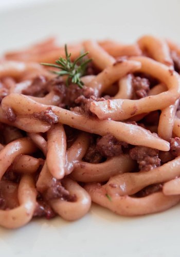 Receta Strozzapreti al vino tinto con salchicha