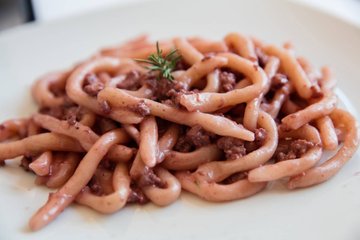 Receta Strozzapreti al vino tinto con salchicha