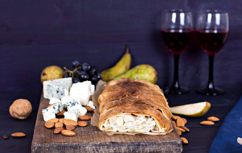 Strudel de hojaldre relleno de gorgonzola y pera