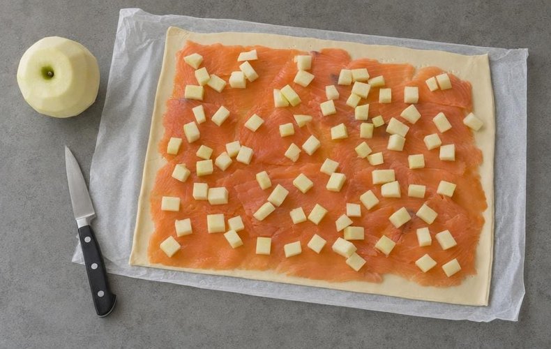 Strudel salado de manzanas verdes y salmón: paso 2