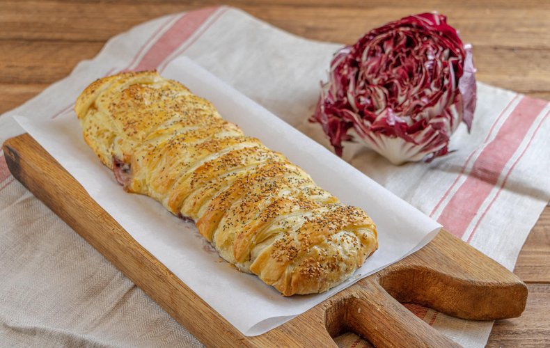 Strudel salado de radicchio rojo, gorgonzola y peras