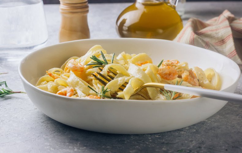 Receta de tagliatelle cremosas con nata y gambas