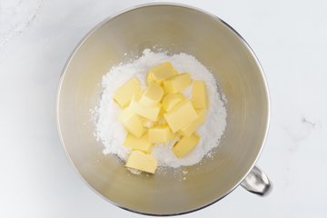 Preparación de la tarta de Navidad con masa quebrada de canela