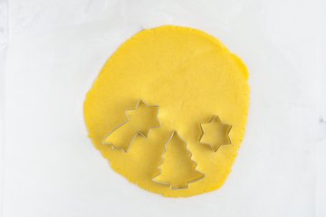 Preparación de la tarta de Navidad con masa quebrada de canela