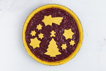 Preparación de la tarta de Navidad con masa quebrada de canela