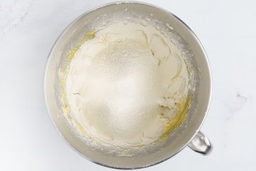 Preparación de la tarta de Navidad con masa quebrada de canela