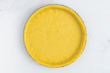 Preparación de la tarta de Navidad con masa quebrada de canela